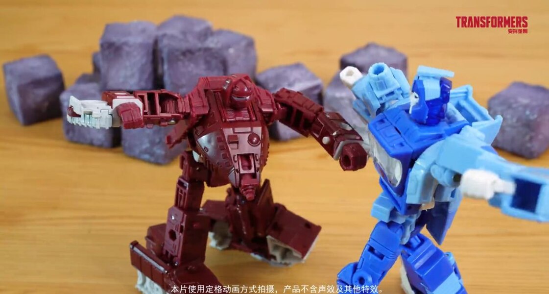 Transformers Mysterious Sneak Attack   Official Stop Motion Image  (17 of 21)